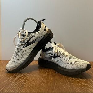 Brooks Revel 6 Women’s Running Shoes Size 7.5 (White/Black) -Excellent Condition